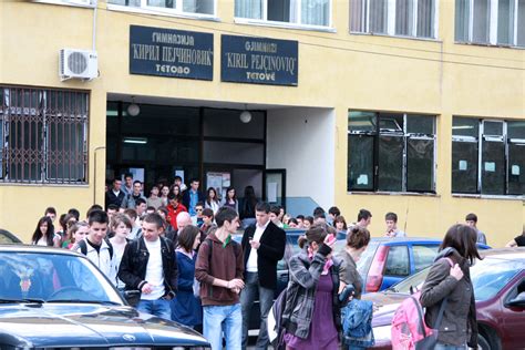 Ученици од Тетово се возат во преполни автобуси и комбиња сакаат онлајн настава Вечер