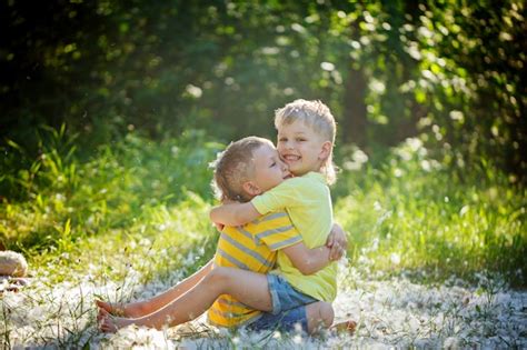 Dos Amigos De Los Niños Pequeños Se Abrazan En El Jardín De Verano
