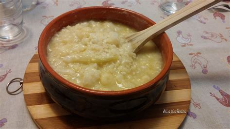 La minestra di cavolfiore è un primo piatto sano e genuino ideale per l'inverno, un piatto che si mondate il cavolfiore, lavatelo e dividetelo in cimette. Minestra di cavolfiore - Miriam nella Mia Cucina