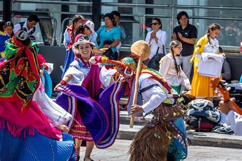 Cada región de ecuador (costa, sierra, amazonía, galápagos) tiene una historia diferente de los juegos culturales que los niños han jugado, pero existen similitudes entre los juegos en las distintas regiones. Las 7 Tradiciones y Costumbres de Quito Más Populares ...