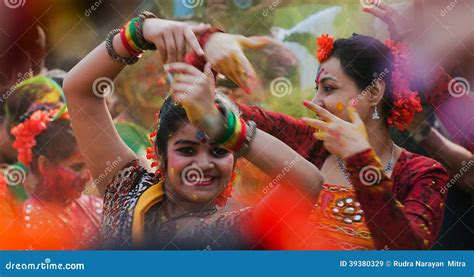 Women Dancers Performing In Holi Celebration India Editorial Stock Image Image Of Festival