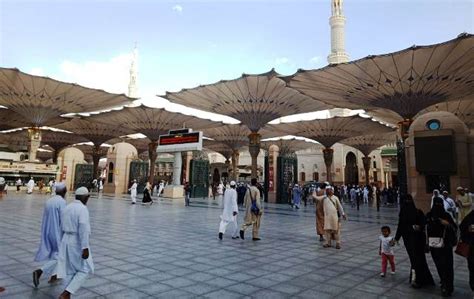 Di antara keutamaan masjid ini adalah dilipatgandakannya pahala shalat di dalamnya. Jamaah Mulai Tinggalkan Madinah, Masjid Nabawi Tampak ...