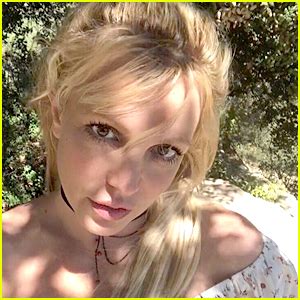 Britney Spears Says Goodbye To Heavy Makeup For Natural Beauty Selfie