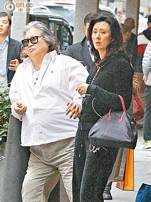 The site owner hides the web page description. 洪金寶「柱男」等車 - 東方日報