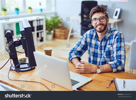8063 Staring Computer Images Stock Photos And Vectors Shutterstock
