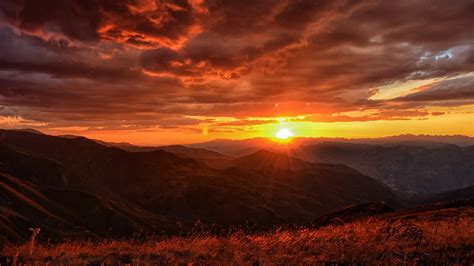 Paisagem Montanhas Nuvens e Pôr do Sol