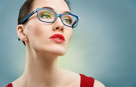 5 Signs Youre Wearing The Wrong Glasses For Your Face Wearing Glasses