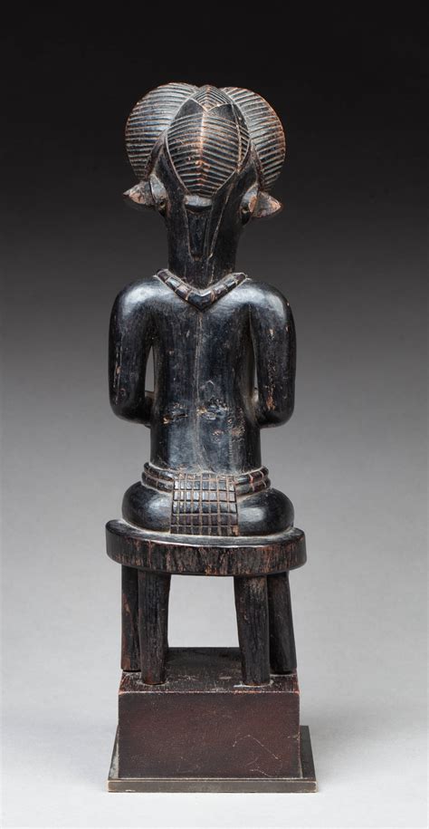 statuette présentant une jeune femme nue assise sur un trône sa posture est [ ] lot 256