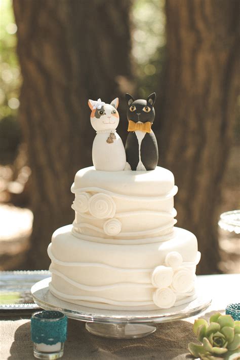 This silhouette can be customized with a dog or cat, too this double heart wedding cake topper adds an elegant touch to your wedding day. 19 Awesome Cats at Wedding | CHWV