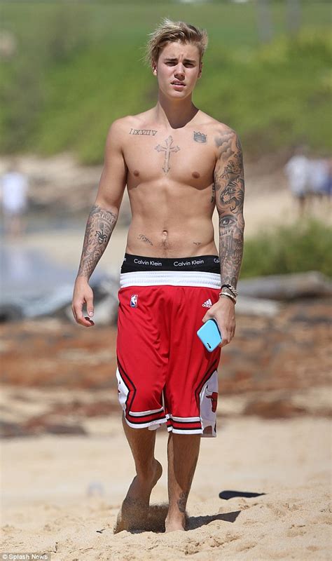 Justin Bieber Takes Selfie As He Relaxes Shirtless On Hawaiian Beach Daily Mail Online