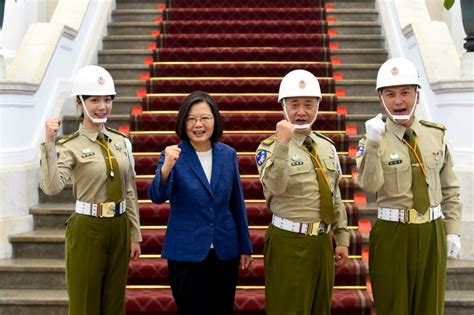 民 政 事 務 總 署 轄 下 各 民 政 事 務 處 及 分 處 常 用 聯 絡 資 料. 「最美女憲兵」現身總統府!渾圓D奶撐爆上衣 - 自由娛樂
