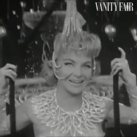 Fille d'une secrétaire et d'un camionneur, elle grandit dans le nord de la france. Vanity Fair France - Line Renaud, meneuse de revue au Casino de Paris | Facebook