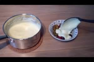 Vanillesoße aus Puddingpulver zubereiten