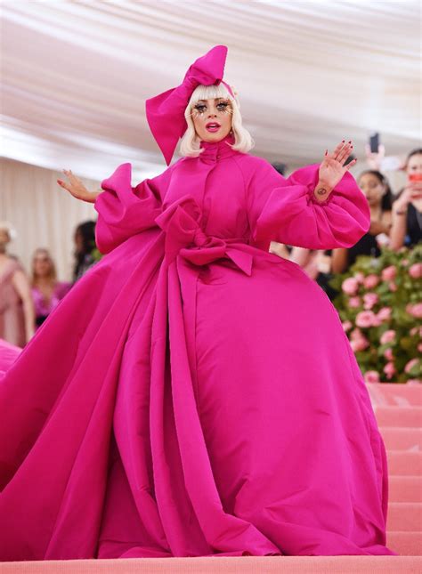 ¿por qué lady gaga usó cuatro looks diferentes en el met gala glamour