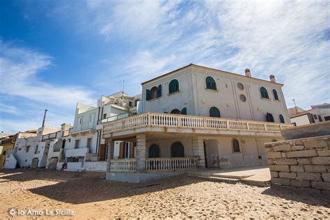Il commissario montalbano, dopo aver superato i cinquanta anni, compie un bilancio della propria vita ma ha paura di guardare la sua vera immagine, di scavar. Tour alla scoperta dei luoghi di Montalbano - Io amo la ...