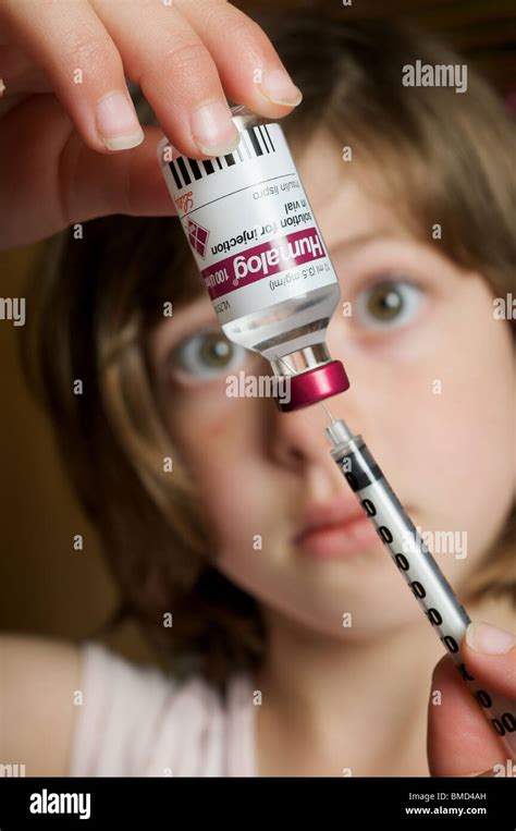 Niña De 6 Años Elaborando Una Inyección De Insulina Fotografía De Stock
