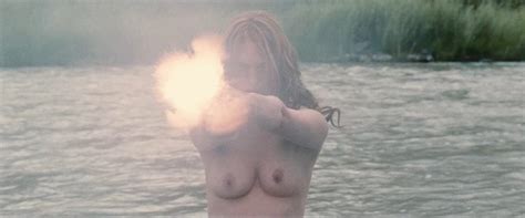 January Jones Topless No Filme Sweetwater Tomates Podres