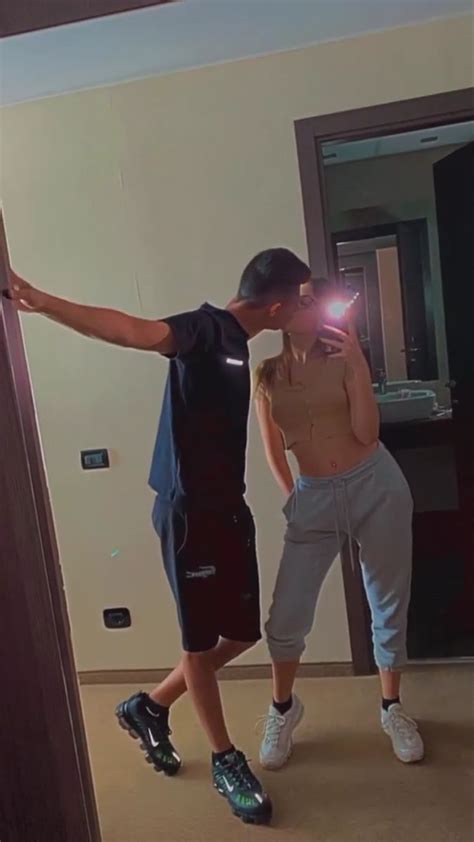 Mirror Selfie Kiss Fotos Lindas De Parejas Sesi N De Fotos Novios