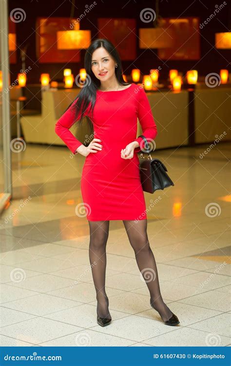 Belle Jeune Femme Dans Une Robe Rouge Luxueuse Photo Stock Image Du