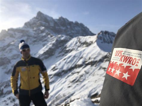 frau nach gebirgswanderung im wallis tot panorama bote der urschweiz