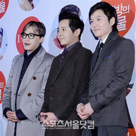그룹 엠씨더맥스 제이윤의 갑작스러운 사망 비보가 전해진 가운데, 고인이 생전 마지막까지 불태웠던 음악에 대한 열정이 깊은 안타까움을 자아내고 있다. 박소영의 PS.Y '음원 1위' 엠씨더맥스를 향한 '두 가지 시선 ...
