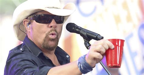 Fans Pay Tribute To Toby Keith Taylor Swift Makes History At The