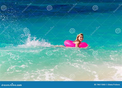 比基尼泳装的年轻美丽的女孩在rubb的热带海游泳 库存照片 图片 包括有 新鲜 休闲 海运 女孩 74611060