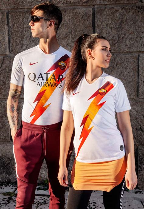 Homepage official as roma website. AS Roma uitshirt 2019-2020 - Voetbalshirts.com