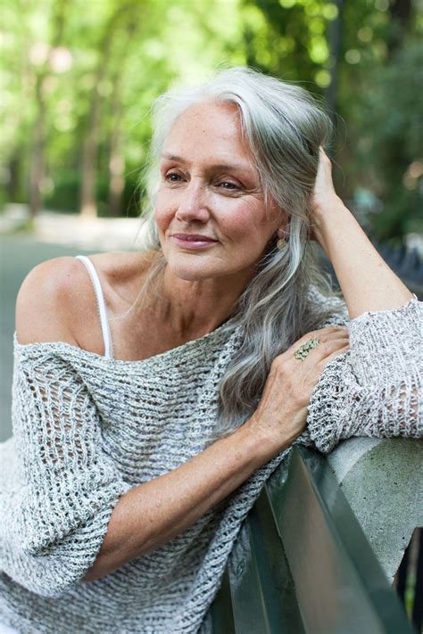 How This Stunning 63 Year Old Model Stays Gorgeous Pelo Color Plata