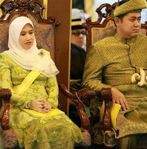 Kesäkuuta 2013 brunei kuninkaallisen perheen jäsenen pengiran muda abdul qawi ibni pengiran muda mohamed bolkiahin kanssa. Lulusan Undang-Undang... Adinda Sultan Kelantan, TENGKU ...