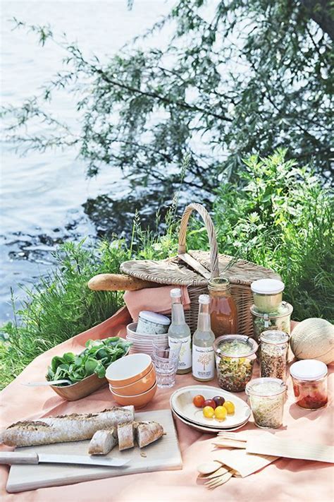 Je zoekt een leuke locatie uit, haalt lekkere broodjes , fruit of maakt koude wraps en je gaat lekker smikkelen met de kinderen. Warme Sommerwochenenden sind ideal, um das Mittagessen mal ...