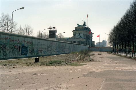 November 1989 auf der berliner mauer am brandenburger tor. Berliner Mauer damals und heute - Fotovergleich und ...