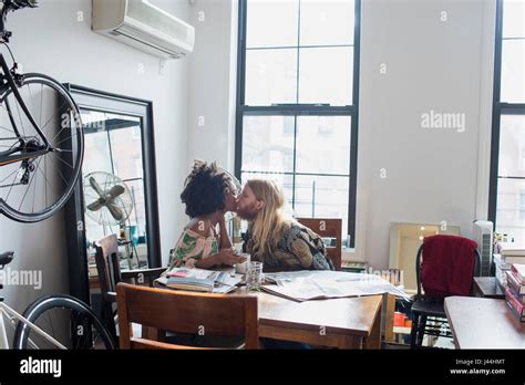 ein junges paar küssen an einem esstisch stockfotografie alamy