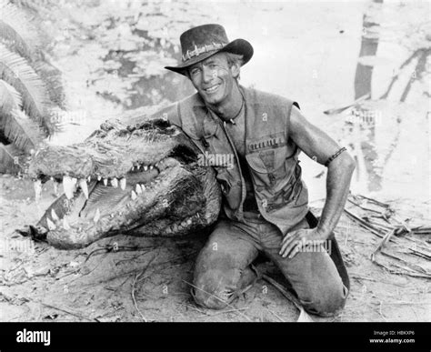 Crocodile Dundee Ii Paul Hogan 1988 Stock Photo Alamy