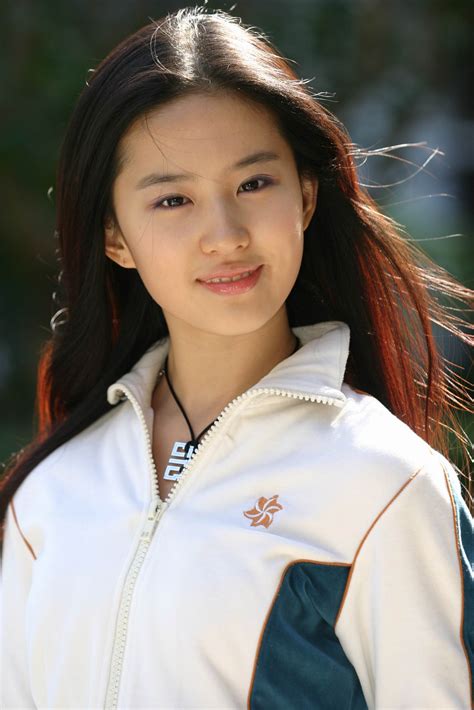 Liu was born in tongji hospital in wuhan, hubei as an feng (安风), followed her father's surname an. 《仙劍》主演亮相京城 劉亦菲胡歌自信演得不錯 | 大紀元