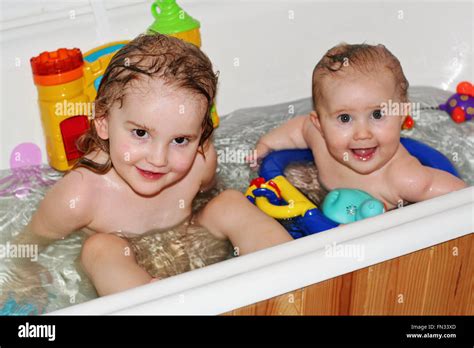 Kinder Kinder Kleine Mädchen Spaß Im Wasser Spielen In Der Badewanne