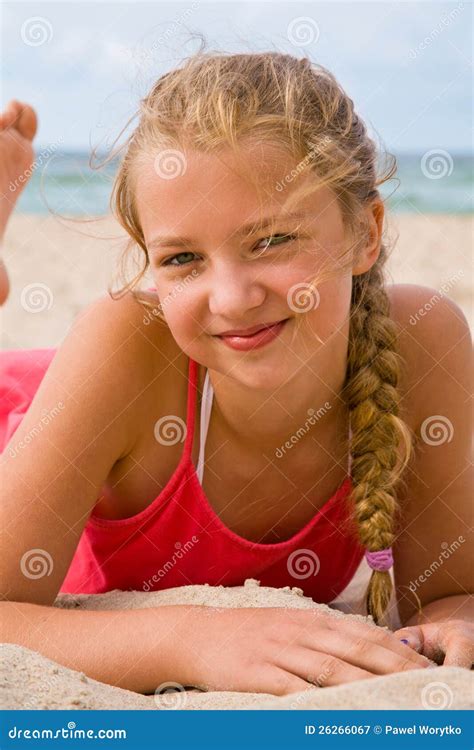 Recht Blondes Mädchen Auf Dem Strand Stockbild Bild Von Landschafts Strand 26266067