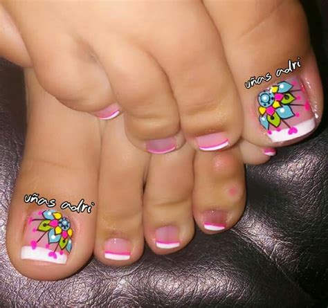 Las uñas decoradas cada vez están siendo mas usadas. Mandala toe design | Diseños de uñas pies, Uñas decoradas mandalas, Decorados para uñas cortas