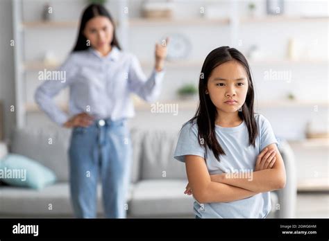 Conflicto Familiar Madre E Hija Peleando En Casa Niña Malhumorado