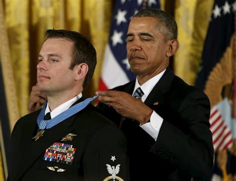 Medal Of Honor Navy Seal Receives Medal Of Honor Pictures Cbs News