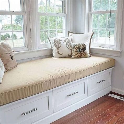 With this around window storage design, you will never run short of storage in your bedroom. J'aime beaucoup ce concept | Window seat kitchen, Bay ...