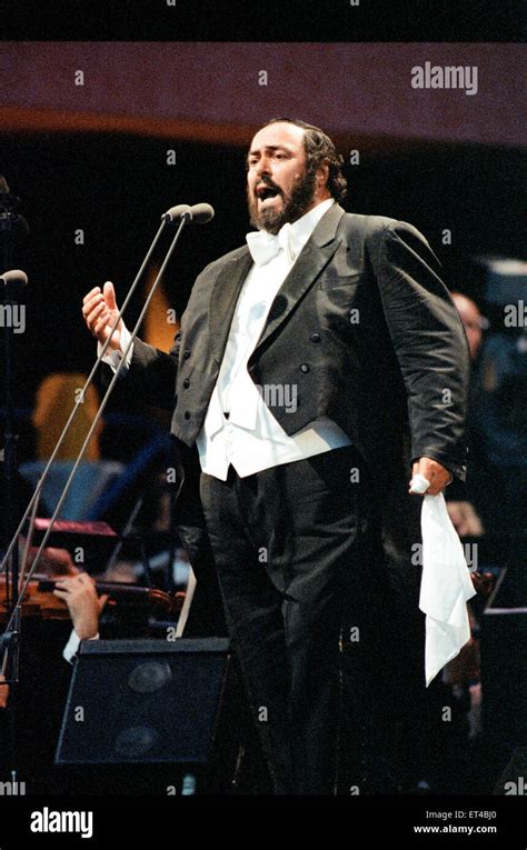 Luciano Pavarotti Ténor Italien Le Chant à Un Concert En Plein Air à