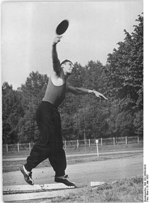 Diskuswerfer — 1896 sportler der ddr beim wurf, 1953 der diskuswurf, auch. Diskuswerfer
