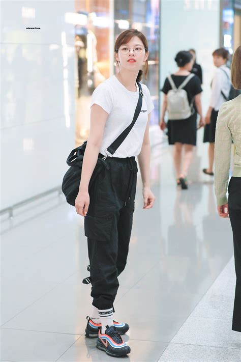 Pin By Kaylie 🍒 On Jung Yeon 정연 Korean Airport Fashion Airport Fashion Kpop Korean Outfit
