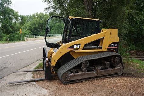 Clear land and remove brush in the morning, mix and pour cement in the afternoon, all with the same machine. 2005 Cat 267B Tracked Skid Loader Skid Steer | Large West ...