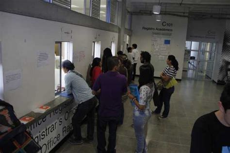 Icetex afirma que joven herido en protestas de bogotá no solicitó crédito estudiantil. Exigen renovación de subsidios del Icetex