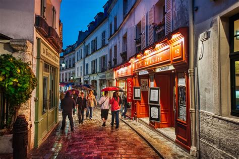 A Classic Street Scene In Paris Street Scenes Paris At Night Night