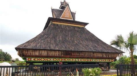 8 Rumah Adat Sumatera Utara Disertai Gambar