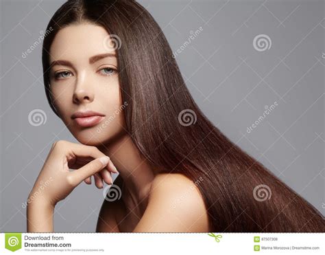 Волосы моды длинные Красивая девушка брюнет Здоровая прямая сияющая прическа Модель женщины