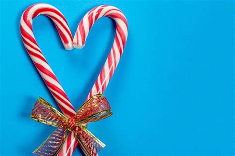 Christmas Candy Canes Heart Shaped On Blue Background Creative Commons Bilder